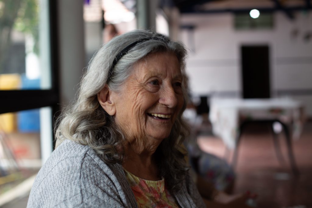 Foto de una mujer mayor sonriendo