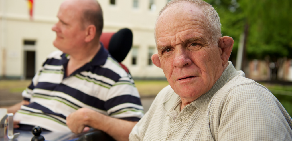 Foto de dos adultos mayores con discapacidad intelectual.