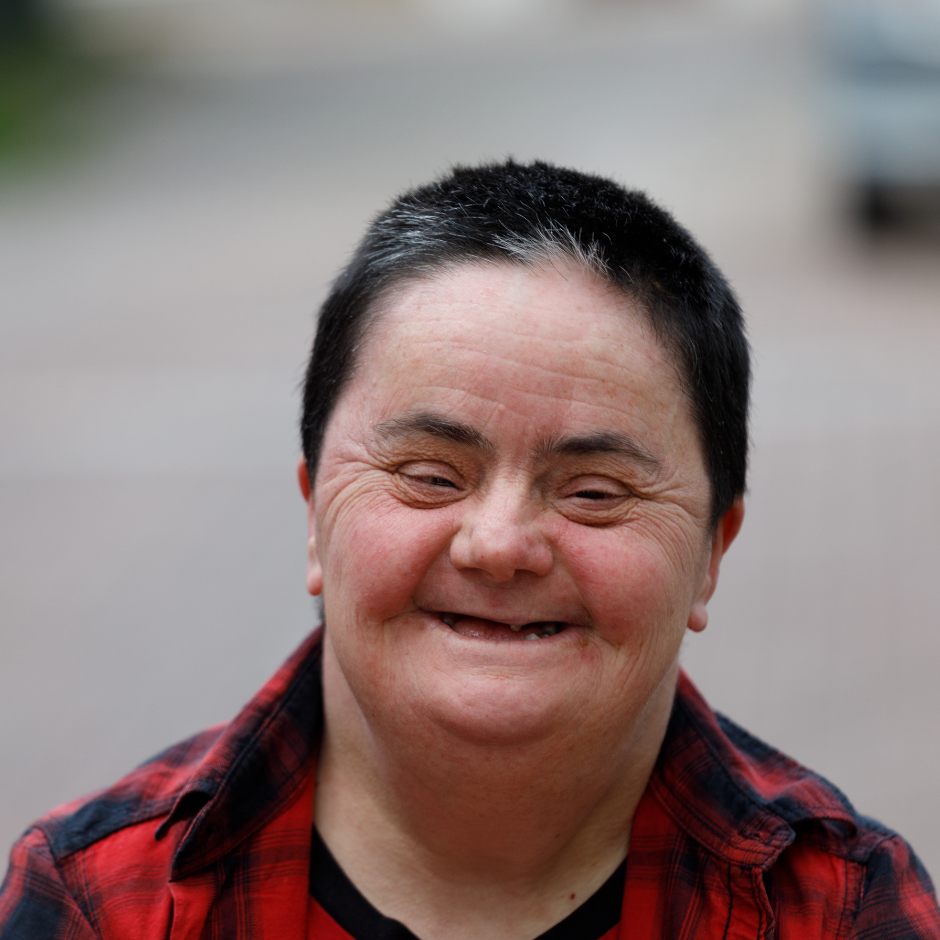 Persona adulta con discapacidad intelectual sonriendo