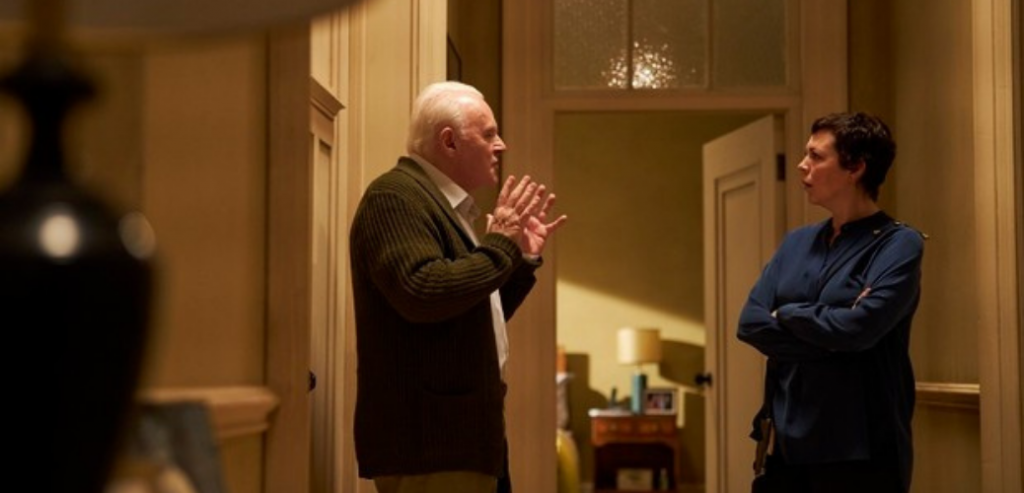 Fotograma de la película The Father donde se ve a un padre mayor discutiendo con su hija de mediana edad.