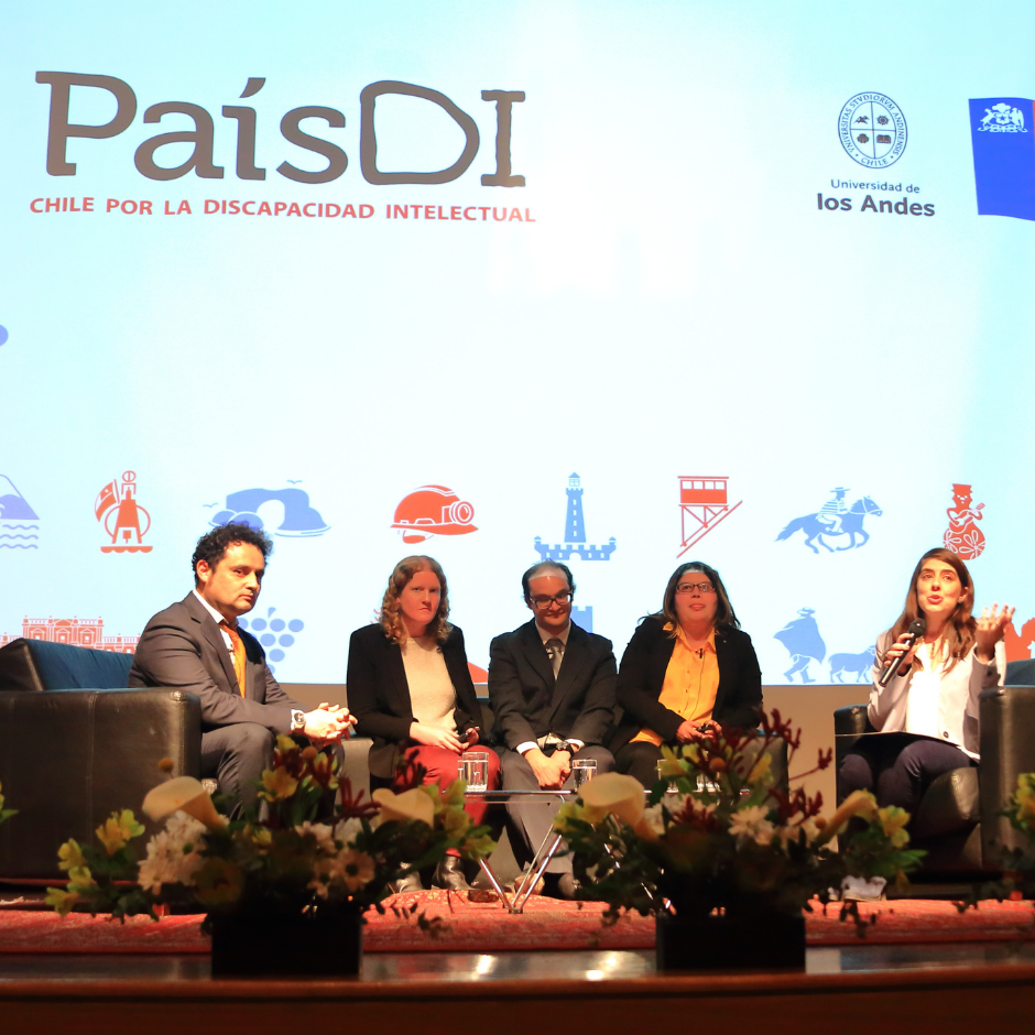 Foto de los integrantes de PaisDI exponiendo en un congreso.