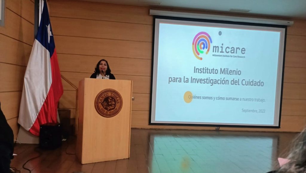 Foto de Alejandra Araya presentando sobre el Instituto Milenio para la Investigación del Cuidado en la Jornada REDESAM.