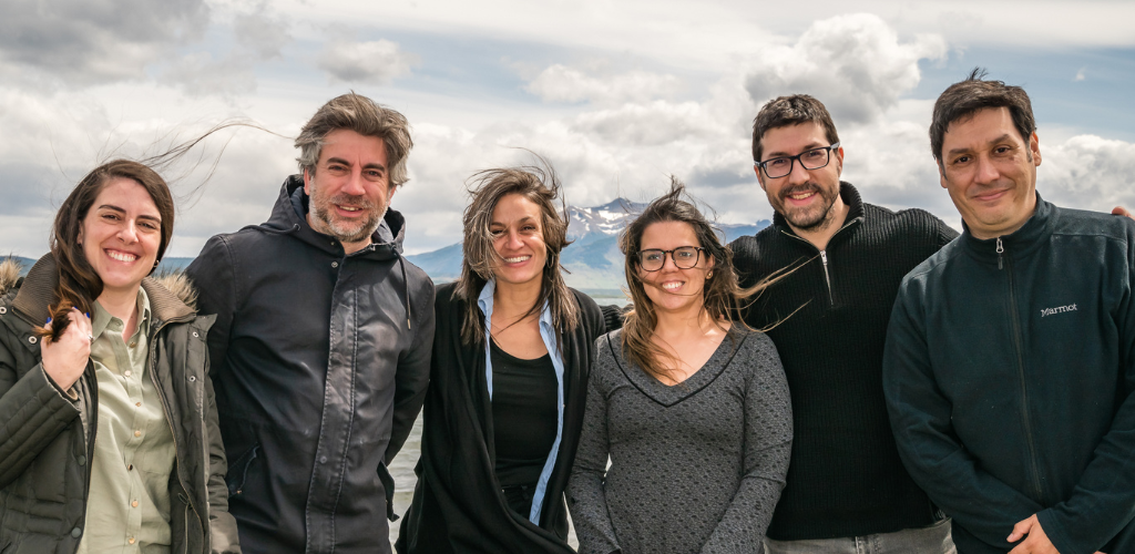 Foto de las investigadoras MICARE Paulina Arango y Marcela Tenorio con integrantes del directorio de la Sociedad Científica de Psicología de Chile en Puerto Natales.