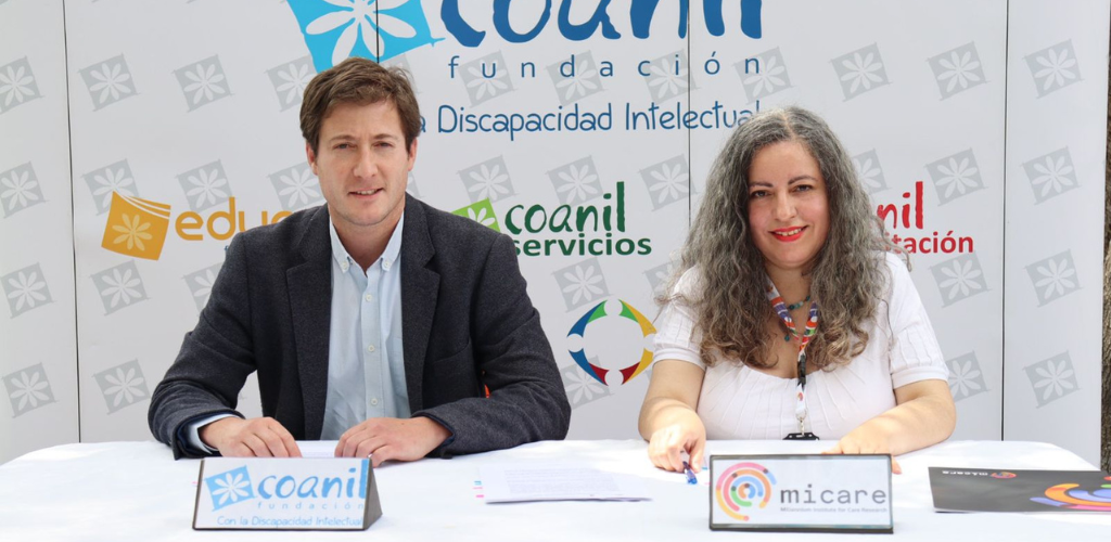 Foto de Nicolás Fehlandt de Coanil y Claudia Miranda de MICARE en una mesa firmando el convenio.