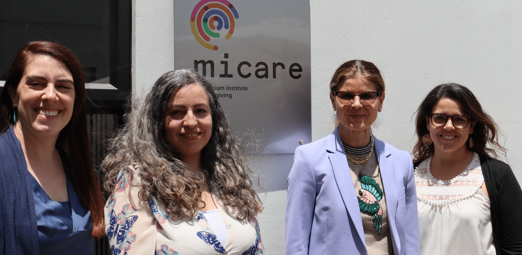 Foto de Paulina Arango, Claudia Miranda, Angela Hassiotis y Marcela Tenorio afuera de las oficinas de MICARE en la Universidad Andrés Bello.