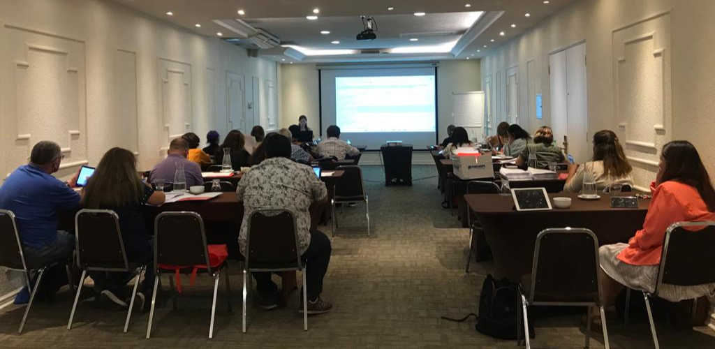 Encuestadoras y encuestadores viendo una proyección en la capacitación del 7 de marzo para la encuesta MICARE.