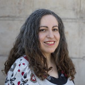 Fotografía de Claudia Miranfa sonriendo.