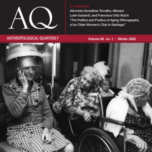 Foto de la portada de la revista AQ que muestra una foto en blanco y negro de mujeres mayores en una peluquería.