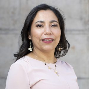 Fotografía de Alejandra Araya sonriendo.