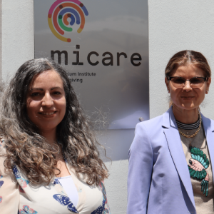Foto de Paulina Arango, Claudia Miranda, Angela Hassiotis y Marcela Tenorio afuera de las oficinas de MICARE en la Universidad Andrés Bello.