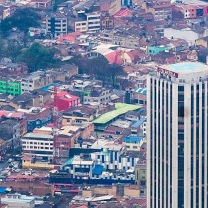 Foto aérea de la ciudad de Bogotá, Colombia. Se ven muchas casas y edificios destacando uno muy alto que dice Colpatria