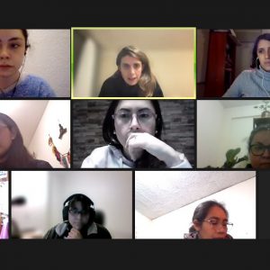 Foto de distintas personas en una reunión de zoom.