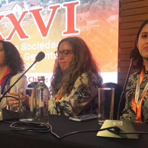 Foto de Alejandra Araya, Claudia Miranda y Beatriz Fernández en el Congreso de Geriatría.