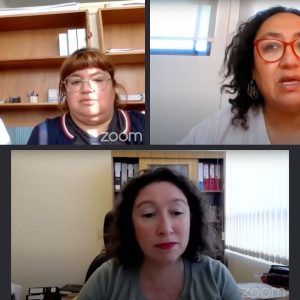 Captura de pantalla que muestra a cuatro mujeres en una transmisión por Zoom.