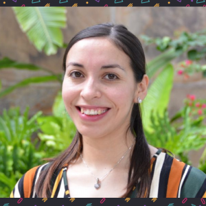 Foto de Evelyn sonriendo. A la izquierda se ve el logo de MICARE y de fondo se ven íconos decorativos.