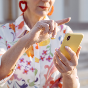 Foto de una mujer mayor sosteniendo un teléfono móvil