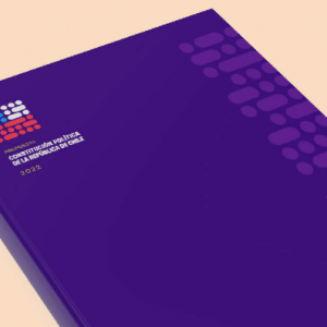 Foto del libro impreso que contiene la propuesta de nueva constitución para Chile.