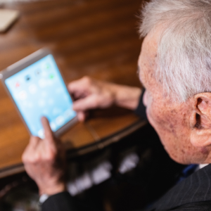 Foto de un hombre mayor usando una tablet.