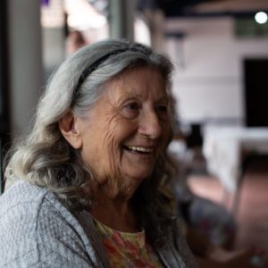 Foto de una mujer mayor sonriendo