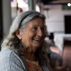 Foto de una mujer mayor sonriendo.