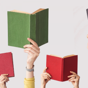 Personas levantando libros