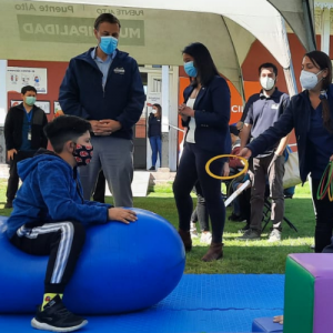 Foto de un niño sobre una gran pelota saltarina en vacunatorio ajustado