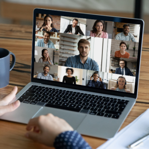 Foto de una mujer en una videollamada.